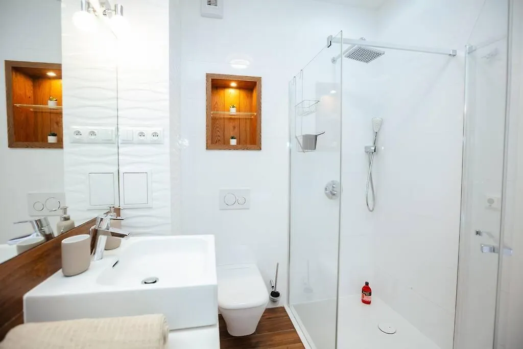 Modern, Spacious Apartment With Garage And Balcony ワルシャワ