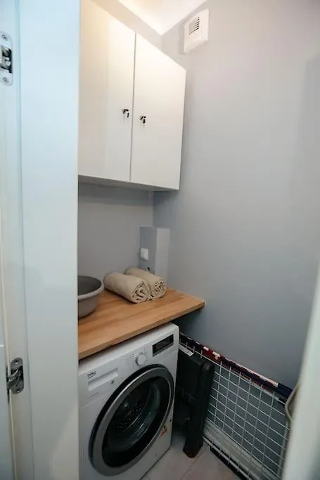 Modern, Spacious Apartment With Garage And Balcony ワルシャワ