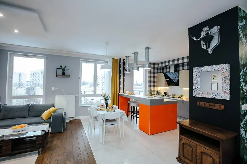 Modern, Spacious Apartment With Garage And Balcony ワルシャワ