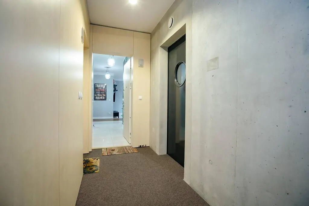 Modern, Spacious Apartment With Garage And Balcony ワルシャワ
